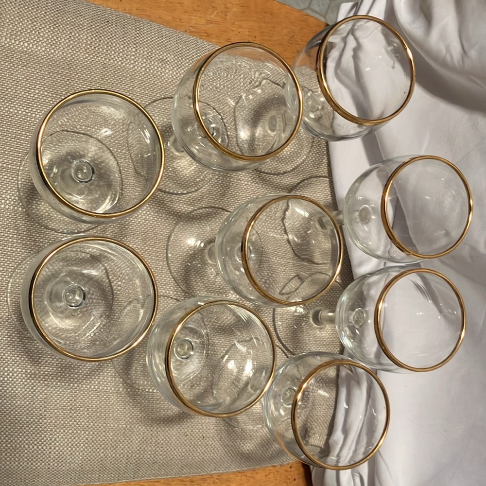 Like new.   Set of 9 simple wine glasses (from 1990s-2000s ). with gold edge - Picture 3 of 10
